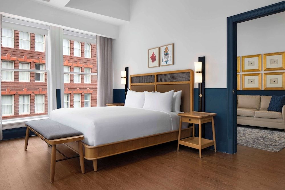 Hotel Theo New Orleans, Tapestry Collection by Hilton Studio, 1 King Bed (Mobility, 3x3 Shower) 3