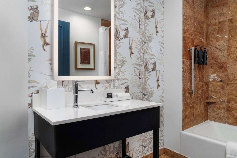 Hotel Theo New Orleans, Tapestry Collection by Hilton Studio, 1 King Bed, City View 7