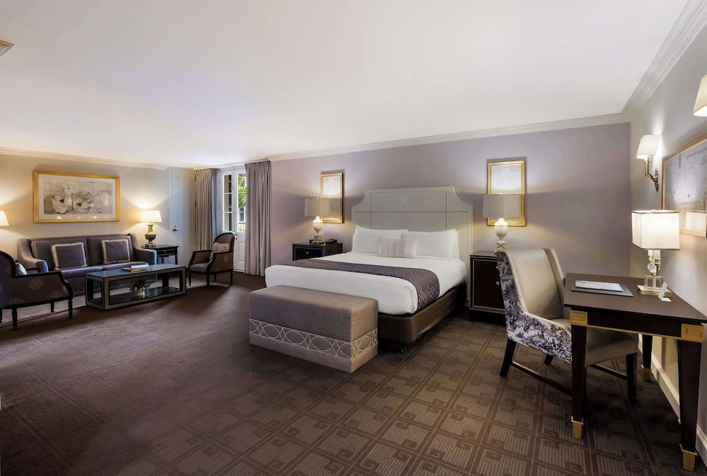 Junior Suite, 1 King Bed (Mobility, Roll-In Shower)