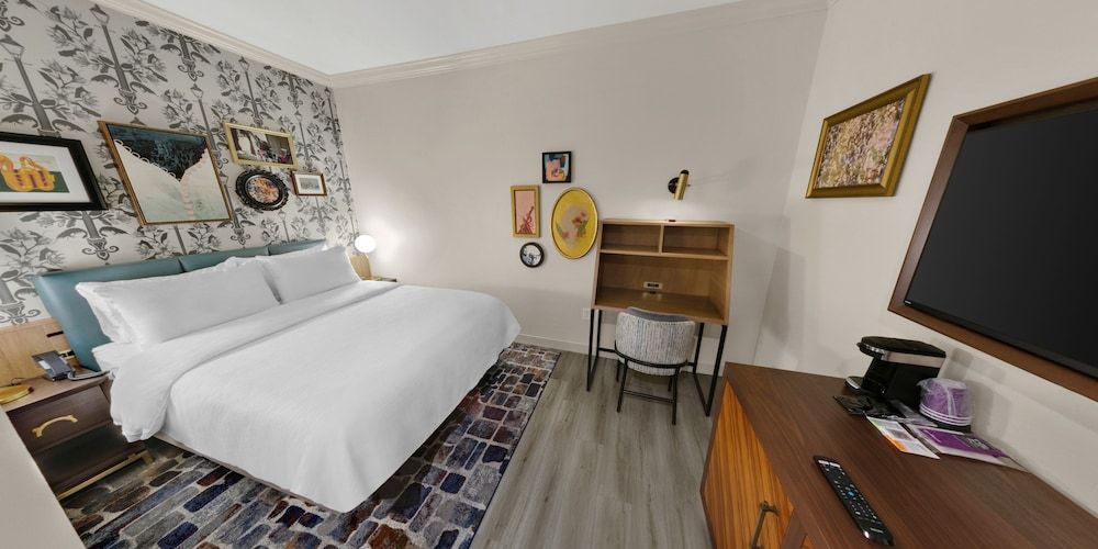 Premium Room, 1 King Bed, Accessible Bathtub (Mobility)
