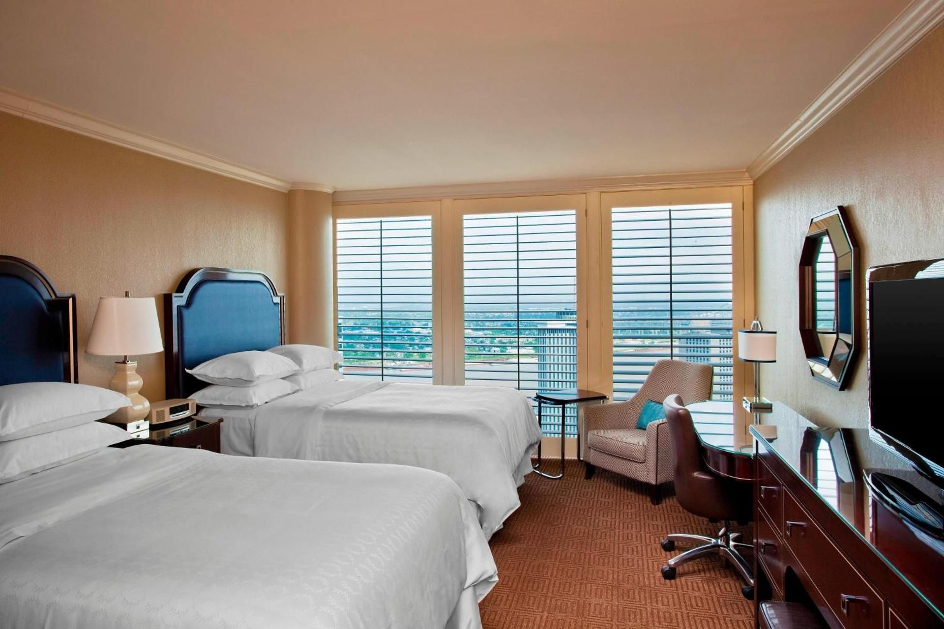 Deluxe Double Room with Two Double Beds, City View and Transfer Shower - Mobility Accessible