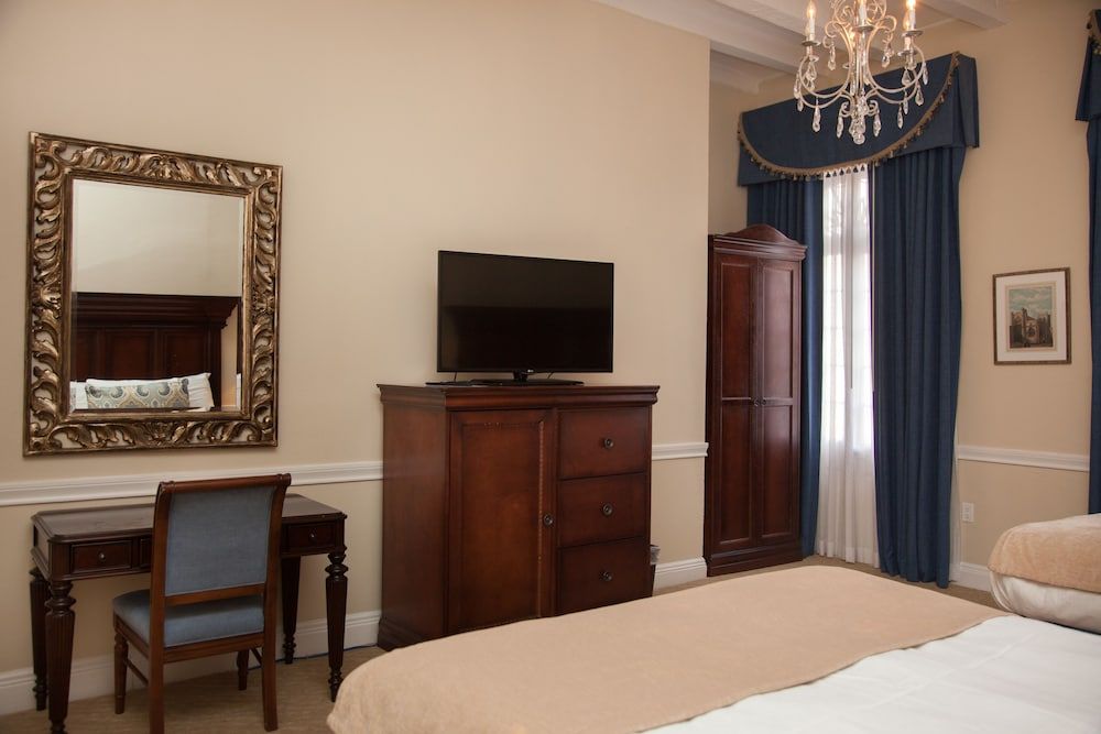 Hotel St. Pierre®, a French Quarter Inns® Hotel Premium Room, 2 Queen Beds, Non Smoking 4