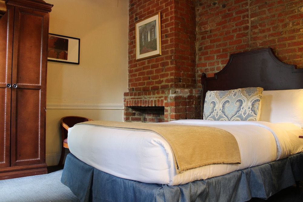 Hotel St. Pierre®, a French Quarter Inns® Hotel Basic Room, 1 Double Bed, Non Smoking 3