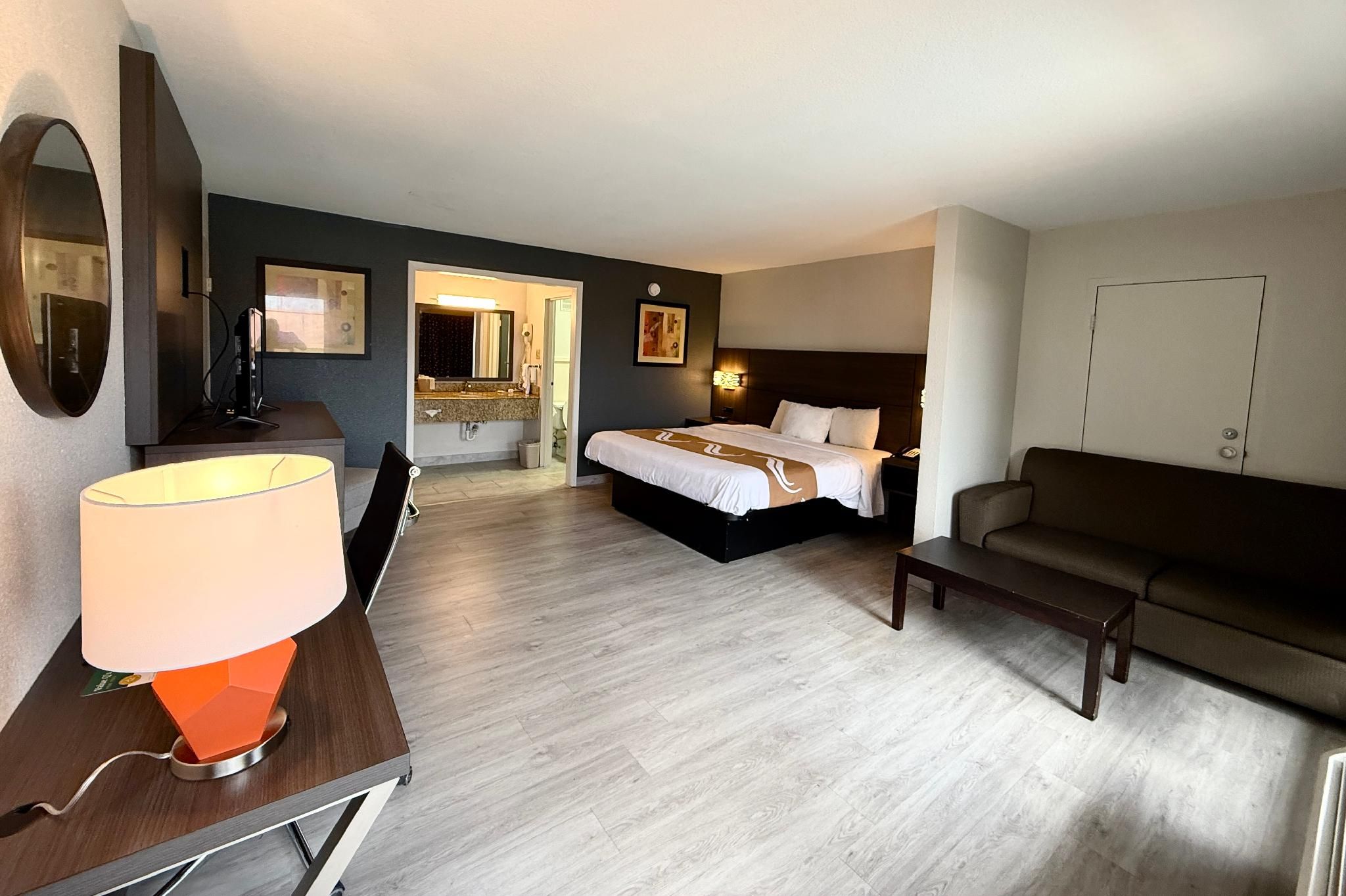 1 King Bed, Suite, Nonsmoking