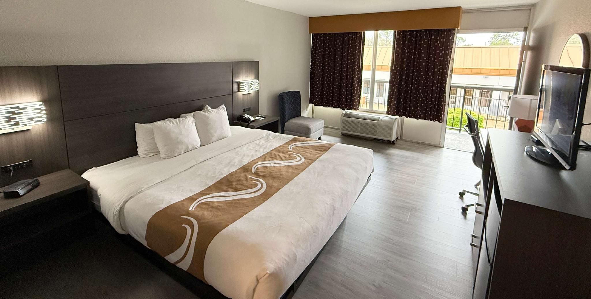 1 King Bed, Nonsmoking