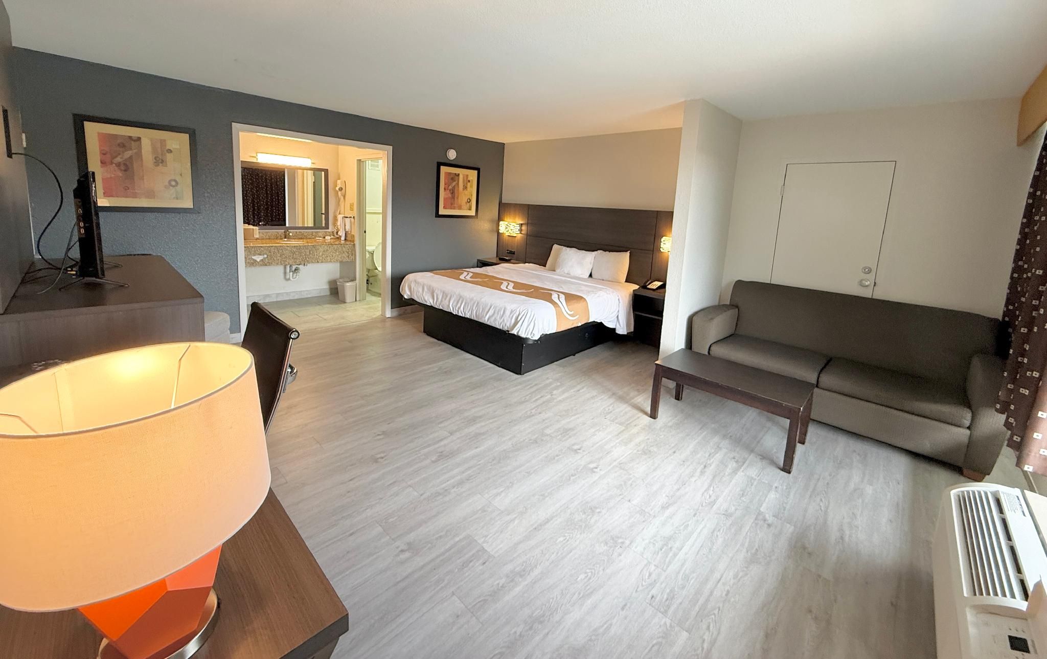 1 King Bed, Suite, Nonsmoking