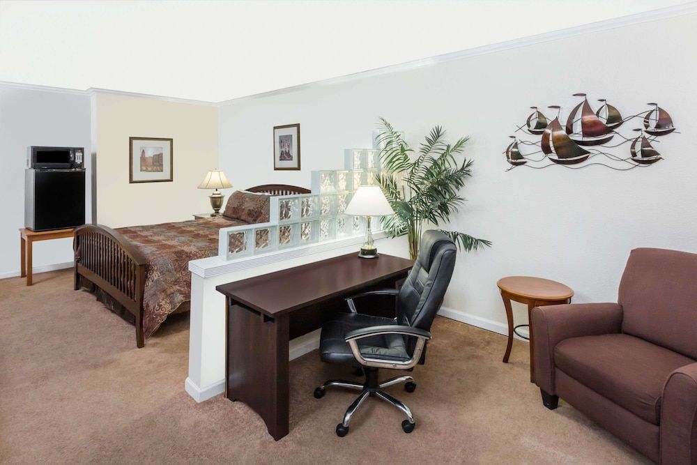 Suite, 1 King Bed, Non Smoking