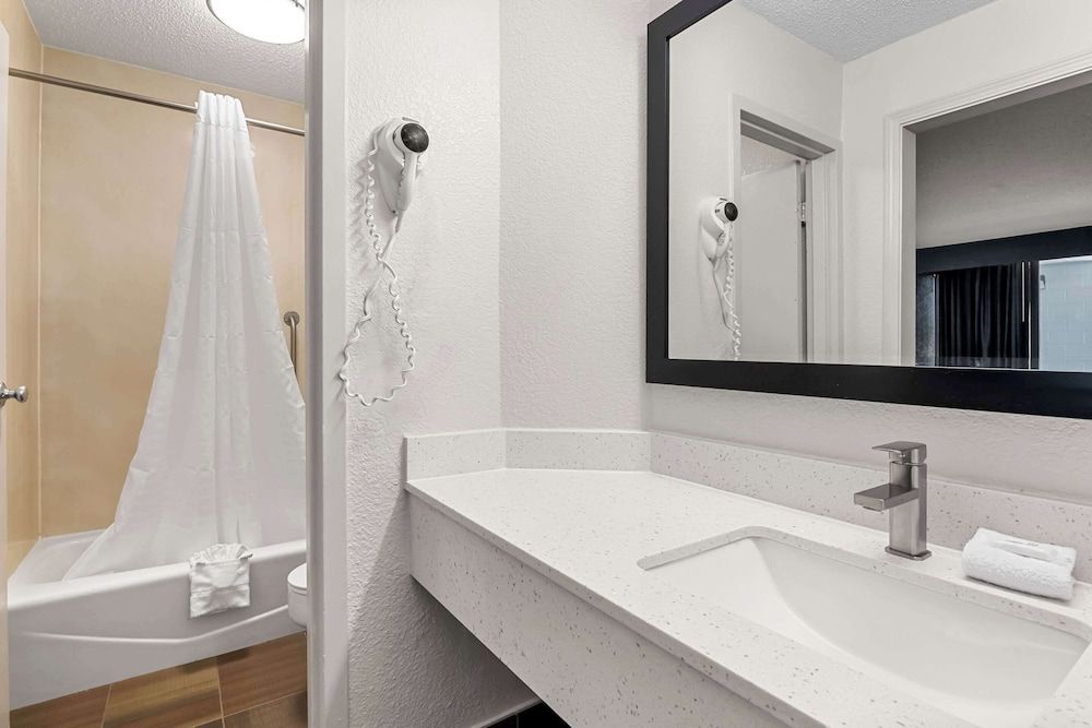 Suburban Studios Slidell I-10 Standard Room, 1 King Bed, Non Smoking 4