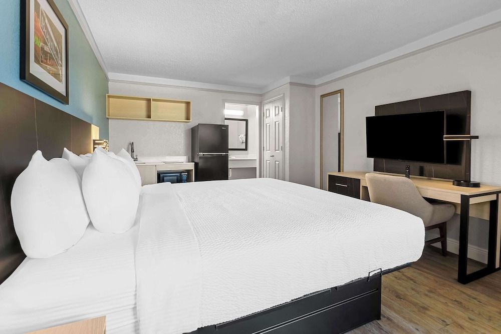 Suburban Studios Slidell I-10 Standard Room, 1 King Bed, Non Smoking 2