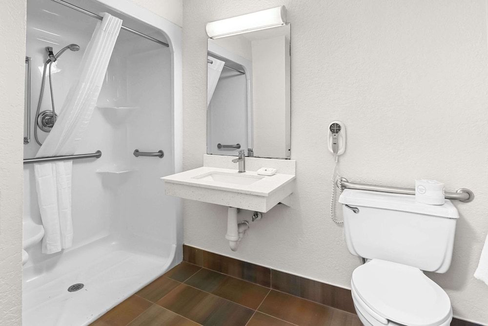 Suburban Studios Slidell I-10 Room, 1 Queen Bed, Accessible, Non Smoking 2