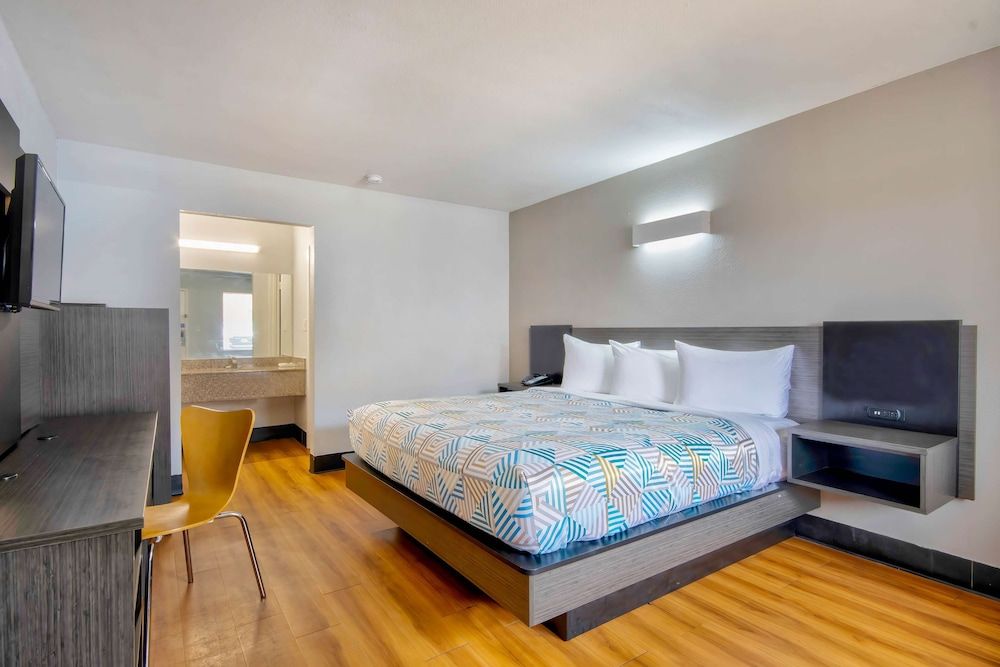 Standard Room, 1 King Bed, Accessible, Non Smoking