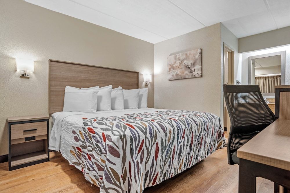 Red Roof Inn West Monroe Standard Room, 1 King Bed (Smoke Free) 2