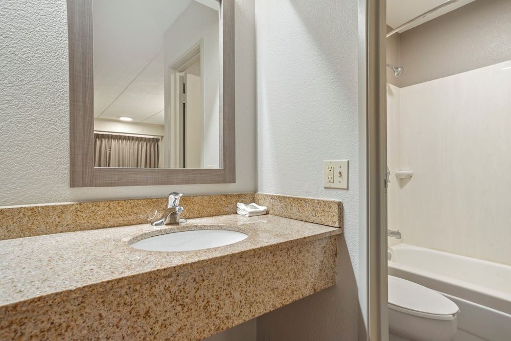 Red Roof Inn West Monroe Standard Room, 1 King Bed (Smoke Free) 4