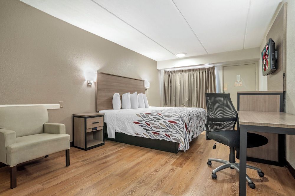 Red Roof Inn West Monroe Superior Room, 1 King Bed (Smoke Free) 4