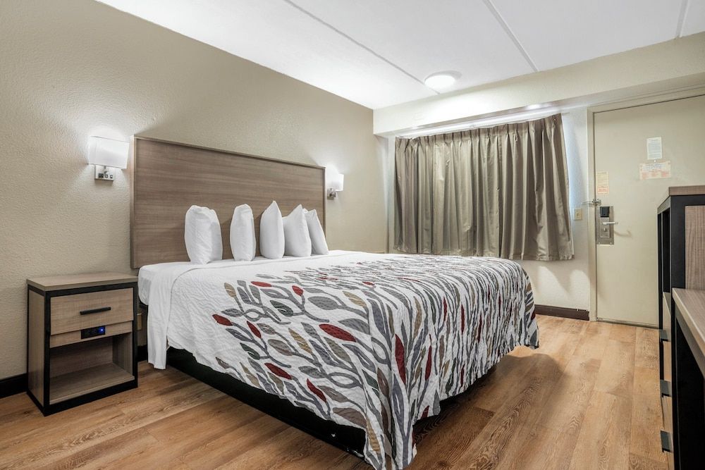 Red Roof Inn West Monroe Superior Room, 1 King Bed (Smoke Free) 6