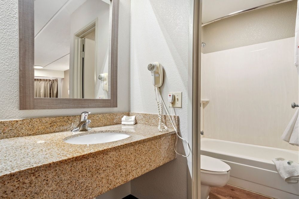 Red Roof Inn West Monroe Superior Room, 1 King Bed (Smoke Free) 8