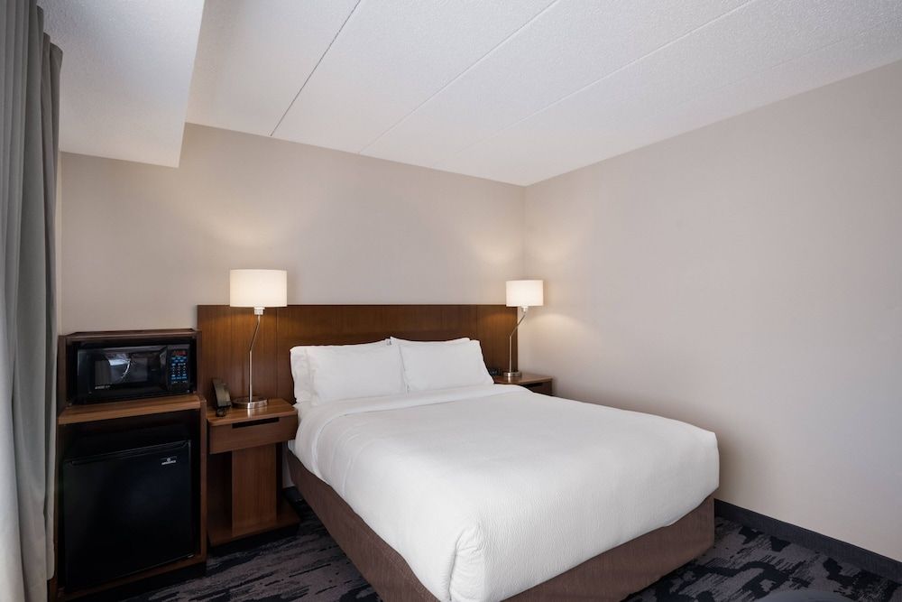 Room, 1 Queen Bed (Mobility/Hearing Accessible, Tub)