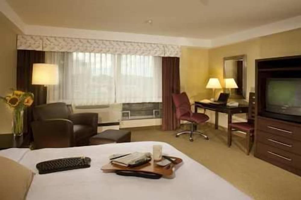 undefined Hampton Inn & Suites Boston Crosstown Center 8