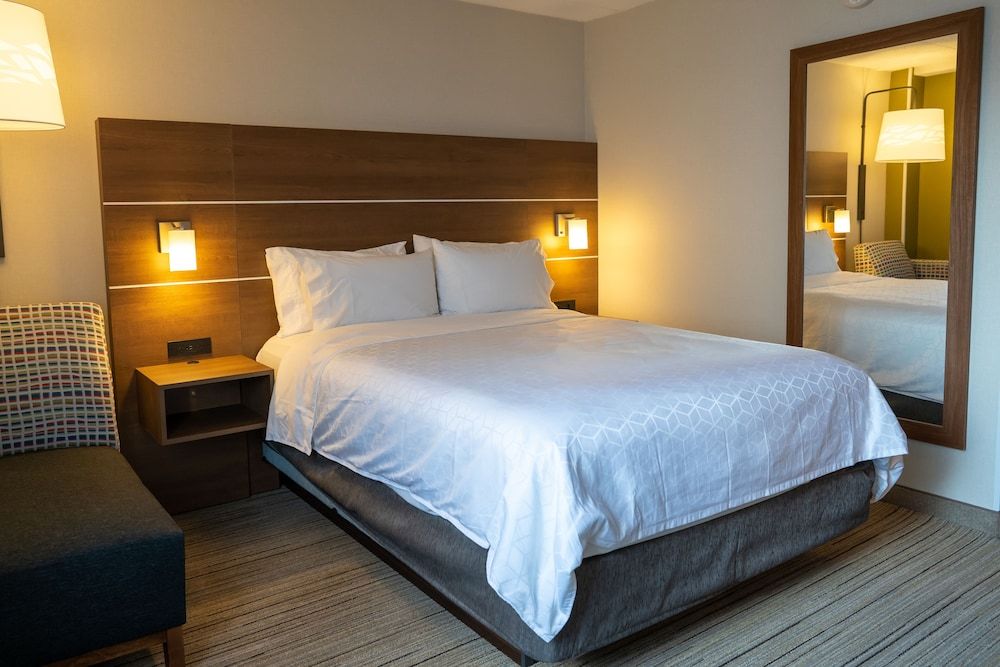 Holiday Inn Express Boston by IHG Standard Room, 1 Queen Bed 3