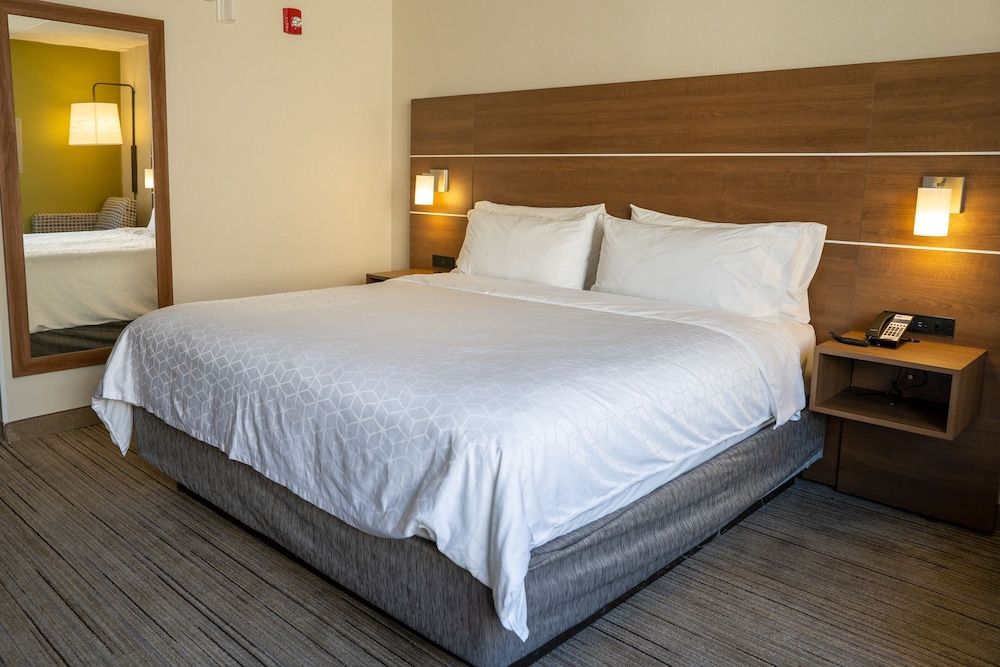 Holiday Inn Express Boston by IHG Standard Room, 1 Queen Bed 2
