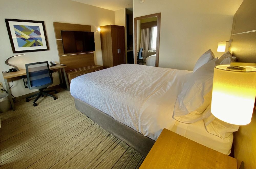 Holiday Inn Express Boston by IHG Standard Room, 1 Queen Bed 3