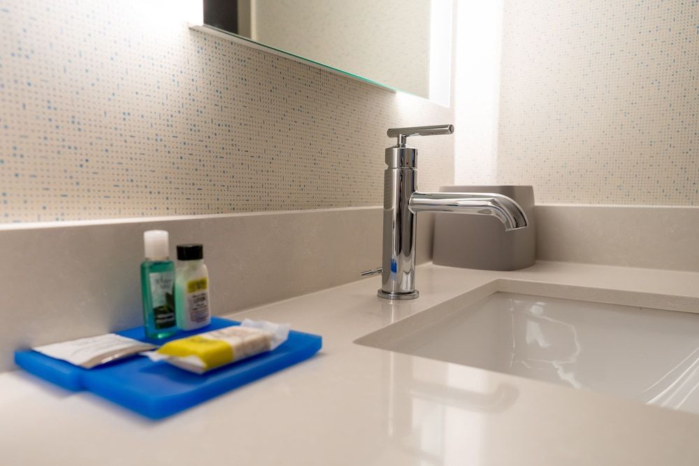 Holiday Inn Express Boston by IHG Standard Room, 1 Queen Bed 8