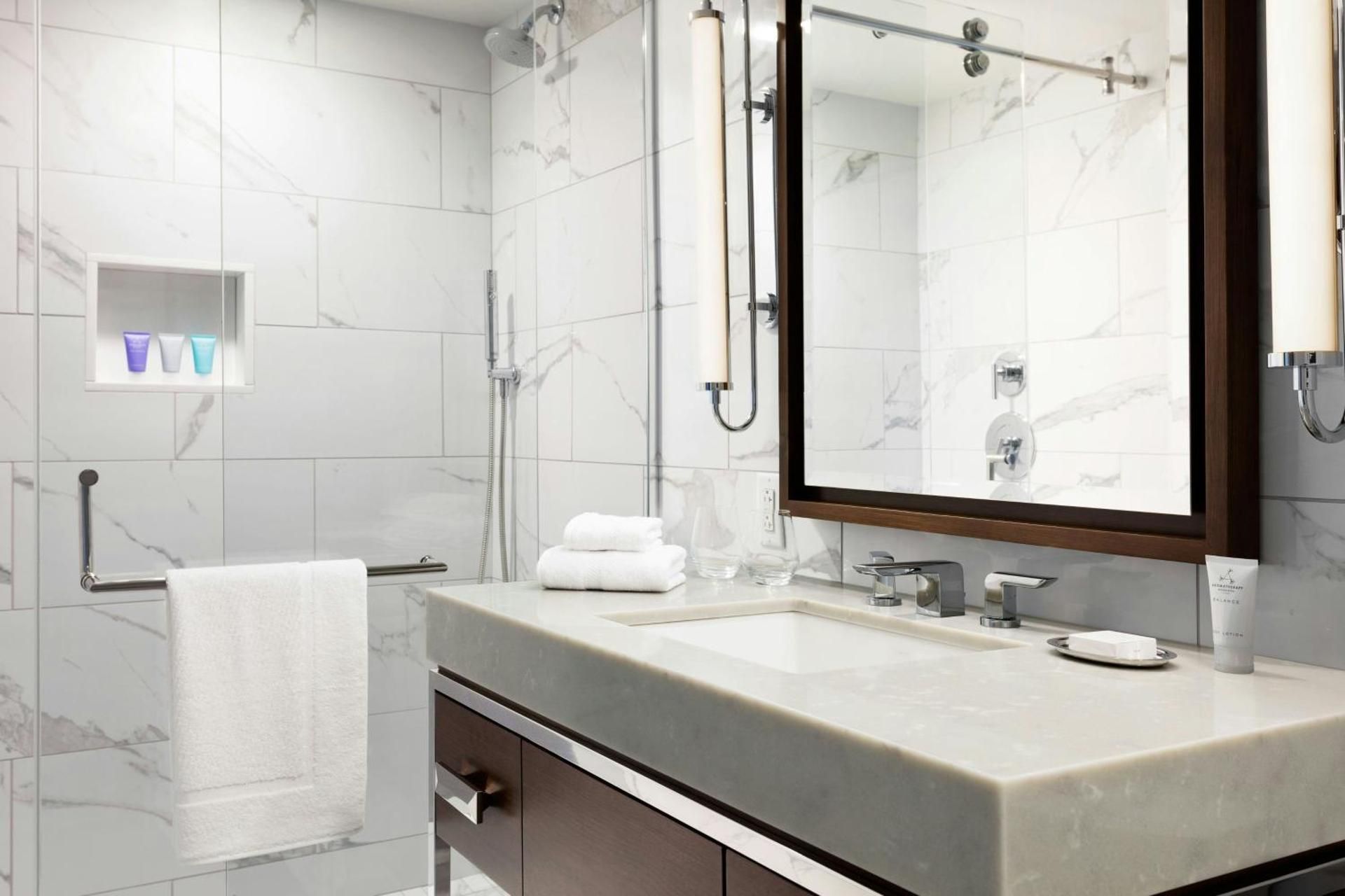 City View King Room, Guest room, 1 King,  City view (Mobility Accessible w/ Roll-in Shower)