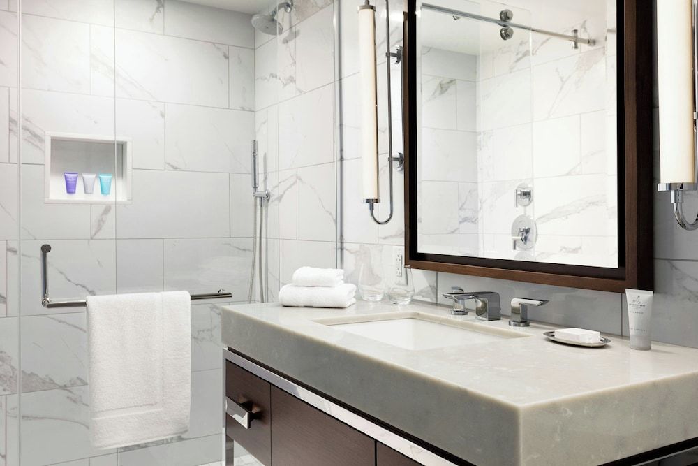 Boston Marriott Long Wharf Room, 1 King Bed, City View 8