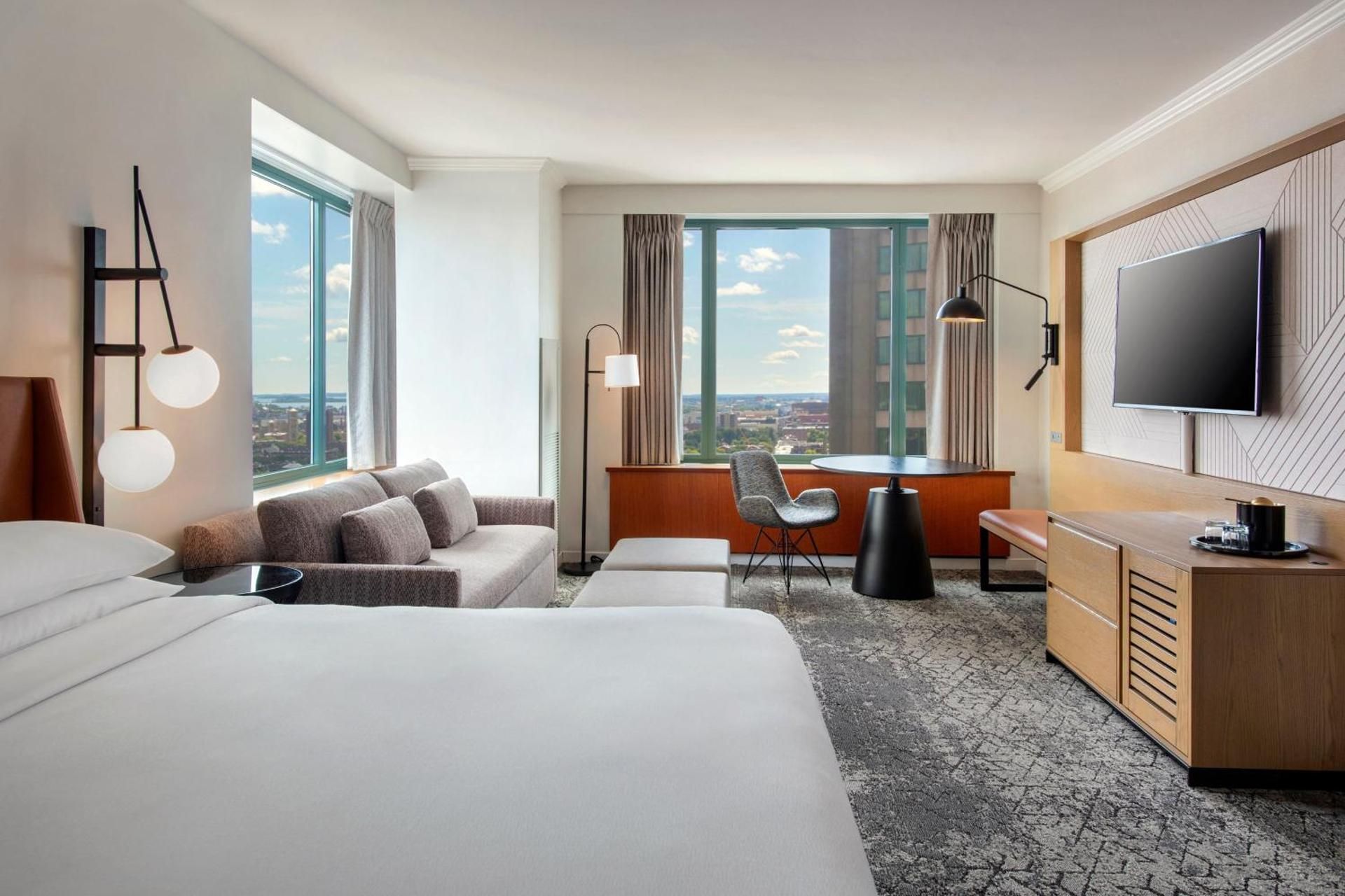 Executive Deluxe, Guest room, 1 King, Sofa bed, High floor (Mobility & Hearing Accessible w/ Tub)