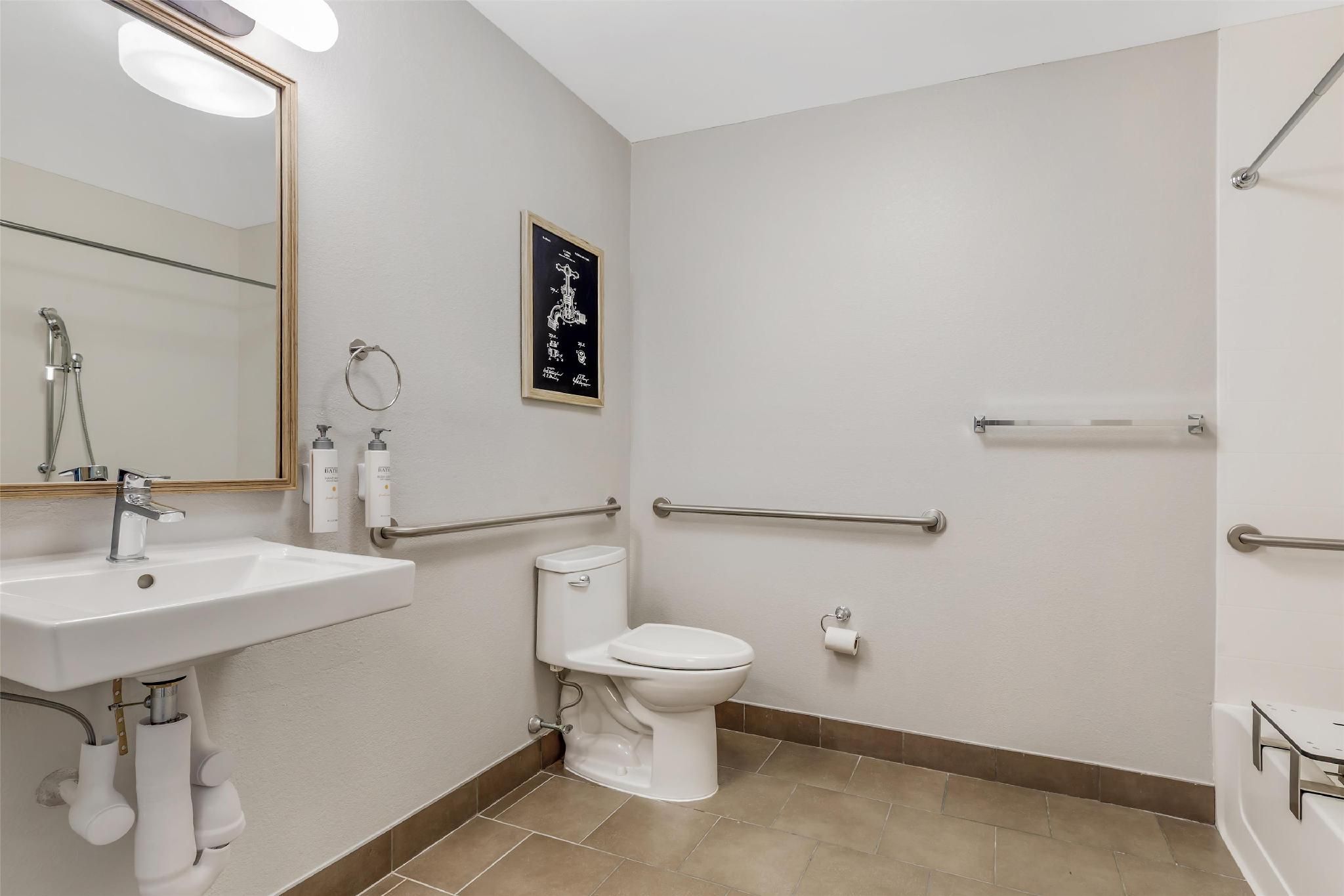 Studio Suite - Queen - Mobility Accessible - Tub