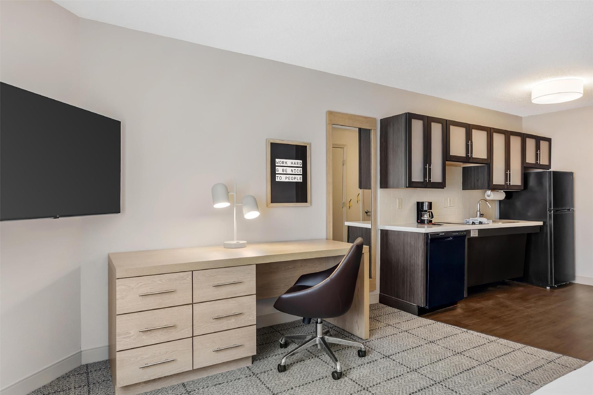 Studio Suite - Queen - Mobility Accessible - Tub