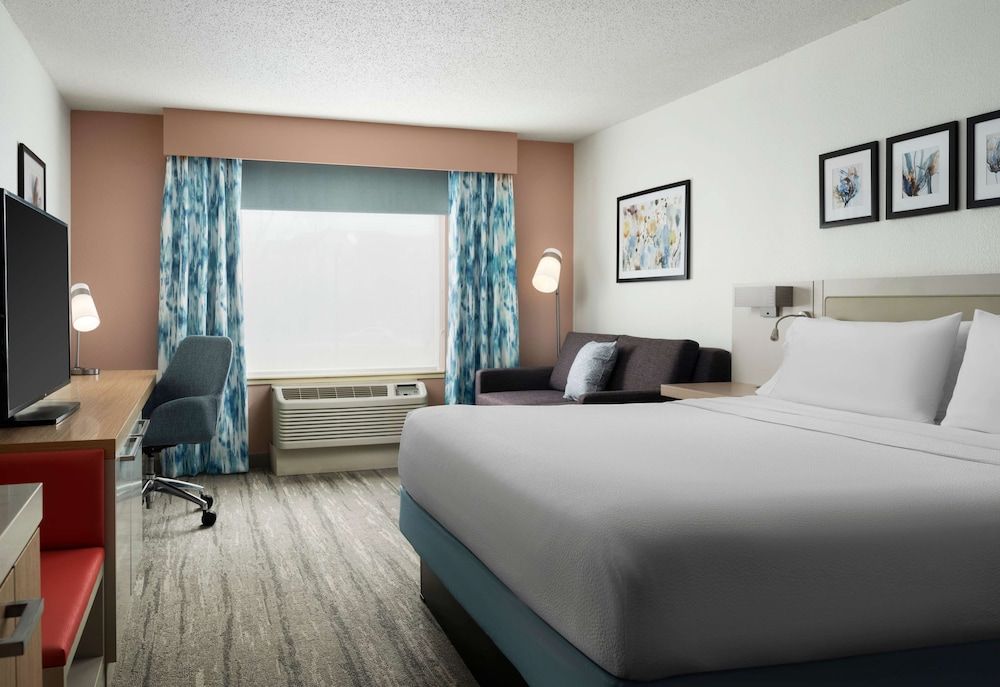 1 King Bed w/Sofabed - Hearing Accessible