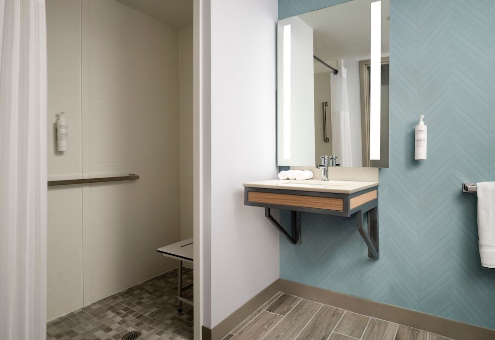 1 King Bed w/Accessible Roll-In Shower