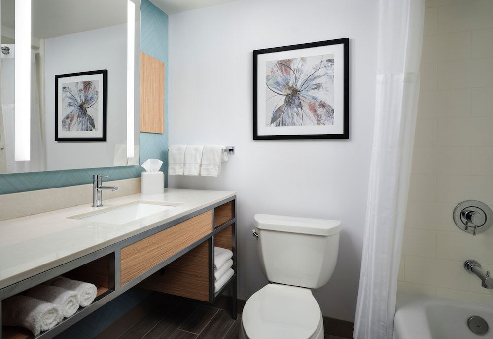 1 King Bed w/Bathtub