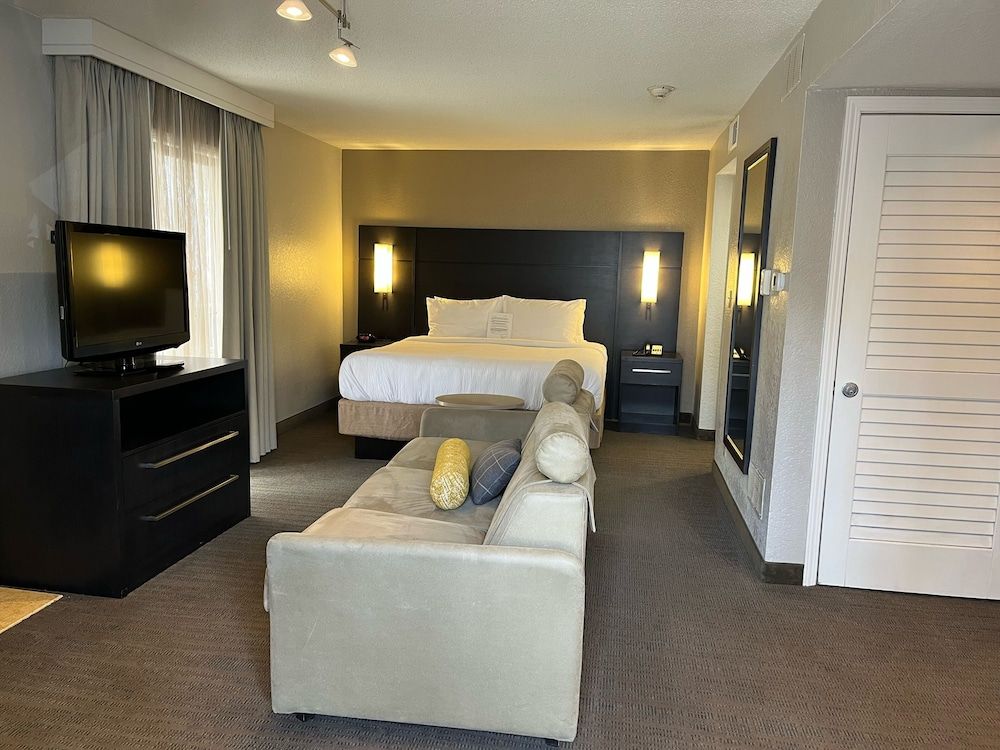 Studio, 1 King Bed with Sofa bed (Mobility/Hearing Accessible, Tub)