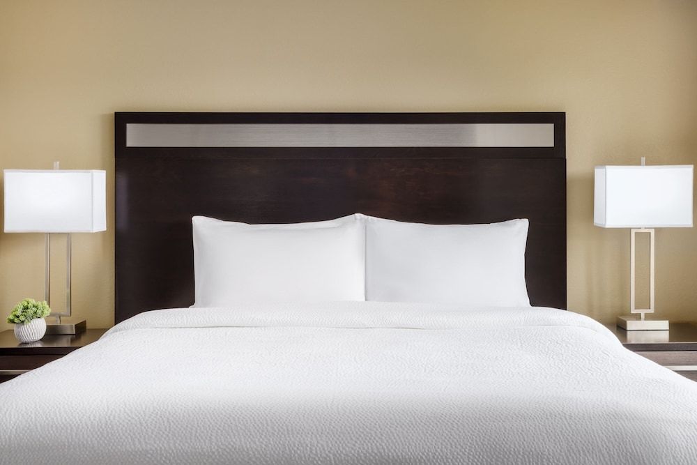 Suite, 2 Bedrooms (Mobility/Hearing Access, Roll-In Shwr)