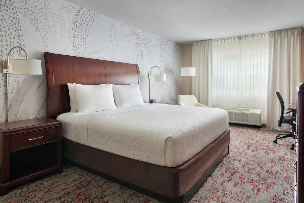 Room, 1 King Bed (Mobility/Hearing Access, Roll-In Shwr)