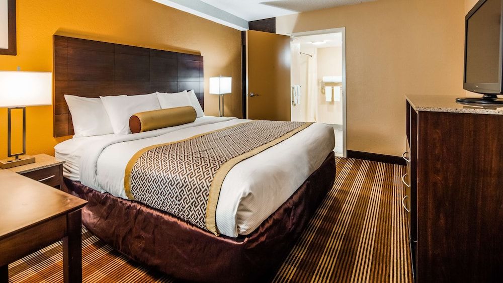 Best Western Cape Cod Hotel Standard Room, 1 King Bed, Non Smoking, Refrigerator & Microwave 3