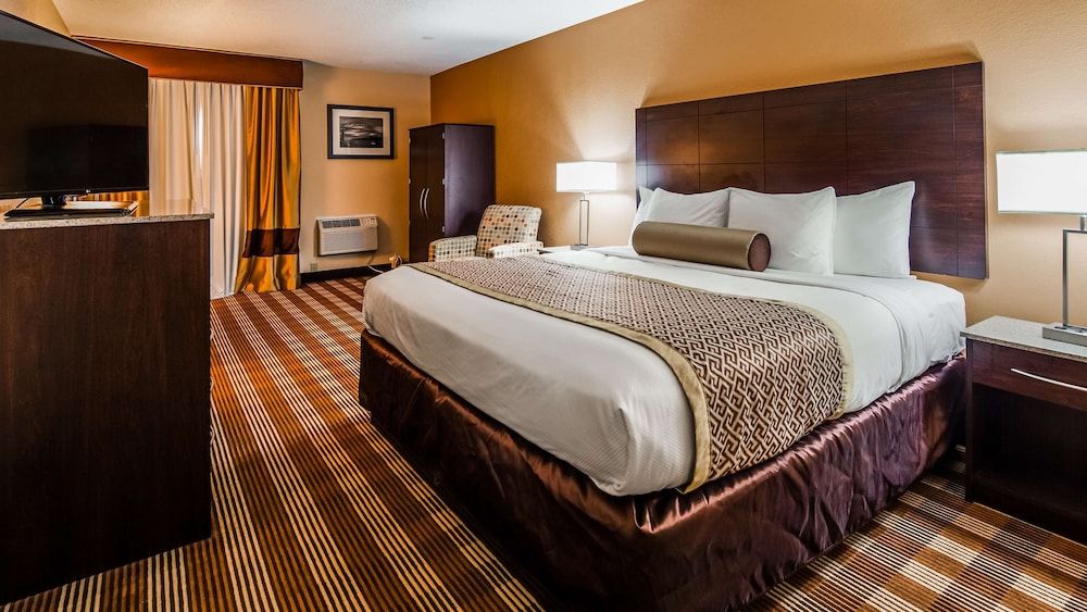 Best Western Cape Cod Hotel Standard Room, 1 King Bed, Non Smoking, Refrigerator & Microwave 4