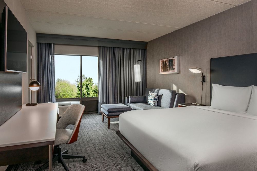 Room, 1 Queen Bed, Non Smoking (Mobility/Hearing Access, Roll-in Shwr)
