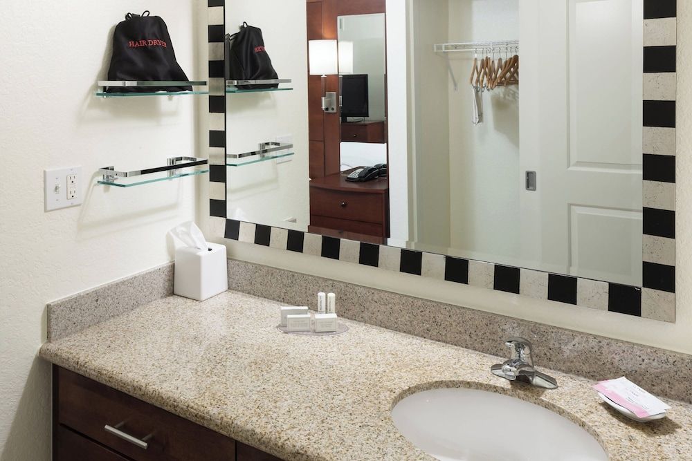 Suite, 1 Bedroom, Non Smoking (Mobility/Hearing Access, Roll-in Shwr)