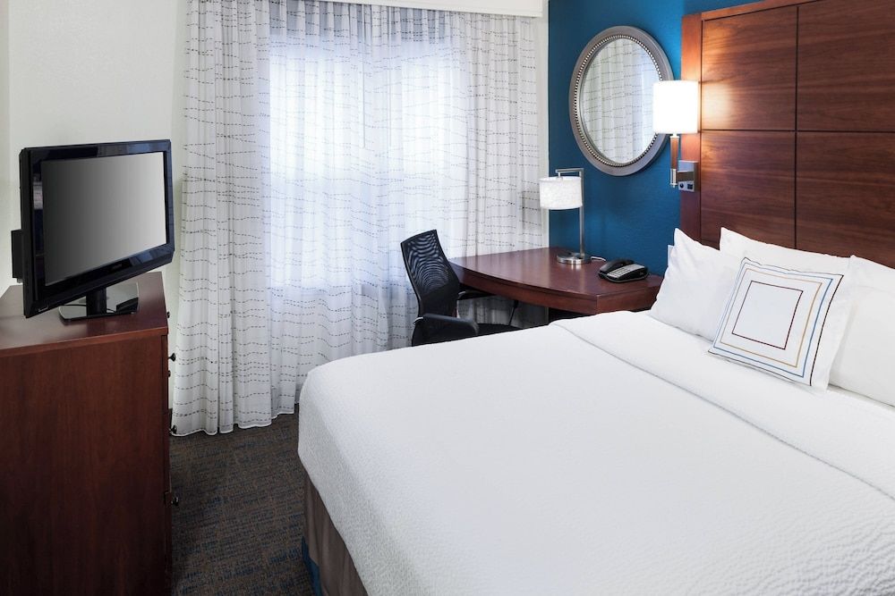 Suite, 2 Bedrooms, Non Smoking (Mobility/Hearing Access, Roll-in Shwr)