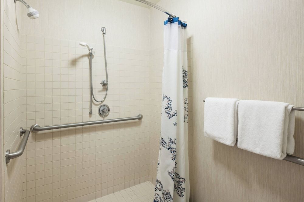 Suite, 1 Bedroom, Non Smoking (Mobility/Hearing Access, Roll-in Shwr)