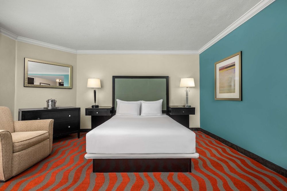 Room, 1 Queen Bed, Accessible (Roll-In Shower, Mobility & Hearing)