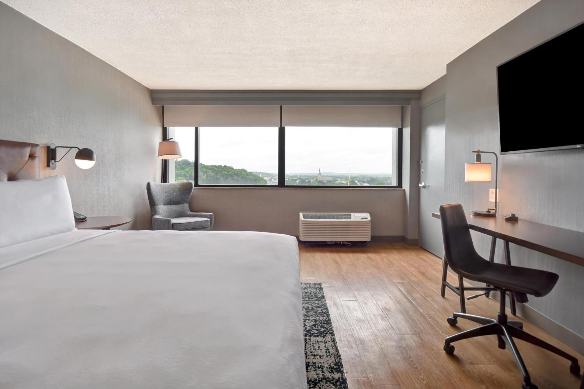 King Room with Adapted Tub - Mobility and Hearing Accessible