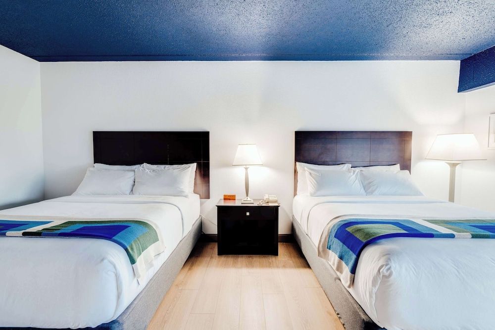 Standard Room, 2 Queen Beds, Non Smoking, Mountain View
