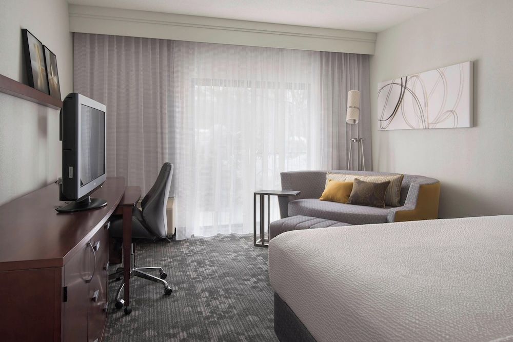 Room, 2 Queen Beds, Non Smoking (Mobility Accessible, Tub)