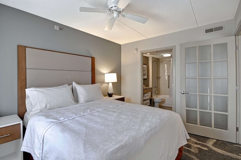 Studio, 1 Queen Bed with Sofa bed, Accessible (Roll-in Shower)