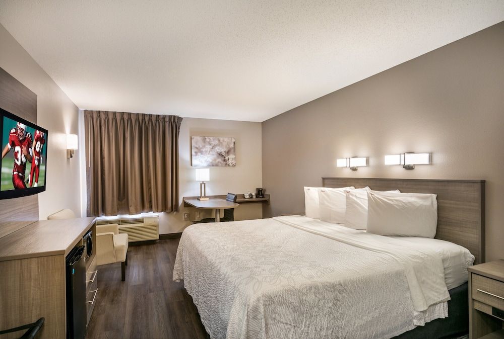 Red Roof Inn PLUS+ Boston - Logan Superior Room, 1 King Bed, Accessible (Smoke Free) 3