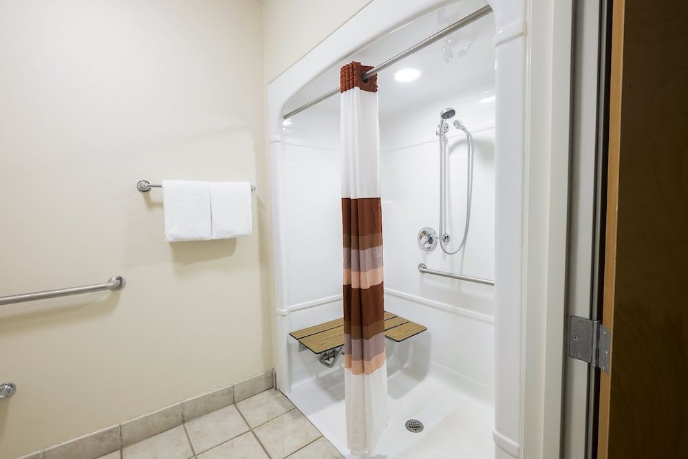 Red Roof Inn PLUS+ Boston - Logan Deluxe Room, 2 Double Beds, Accessible (Roll-In Shower, Smoke Free) 5